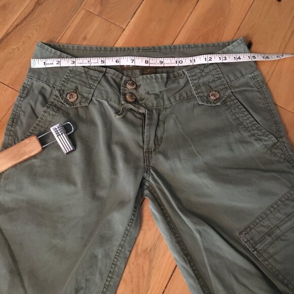 Vintage Y2K Low-Rise Army Green Utility Cargo Capris Shorts - Picture 11 of 15
